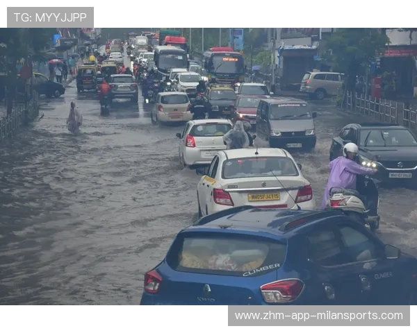 户外红土赛季降雨频发,应急遮雨与排水系统发挥关键作用 户外红土赛季降雨频发,应急遮雨与排水系统发挥关键作用